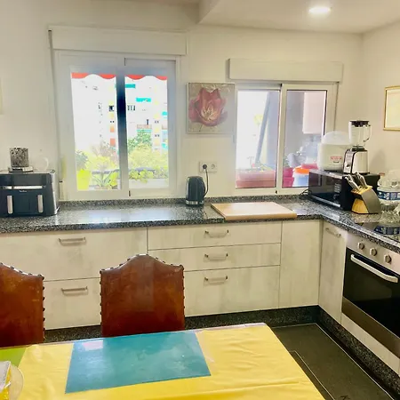 3 Bedroom Centro Marbella, 300 M From شقة *